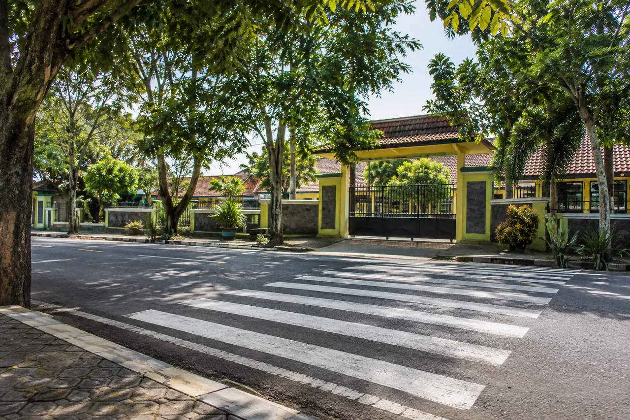 Penyeberangan bergaris putih dekat gerbang sekolah
